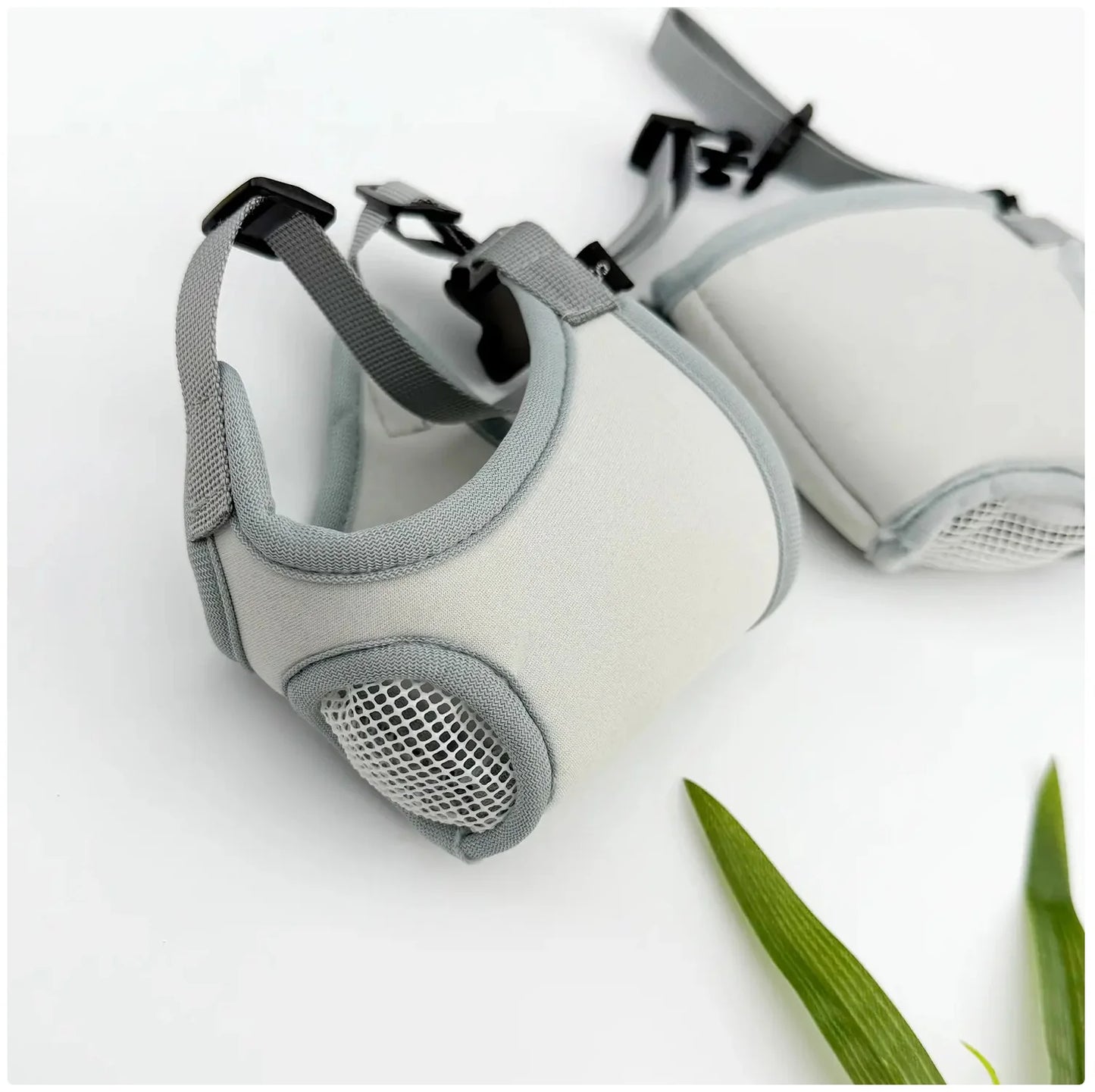 Say goodbye to grooming struggles! 🐾✨ Check out our breathable & adjustable cat muzzle for stress-free nail trimming and grooming sessions! 🐱💖