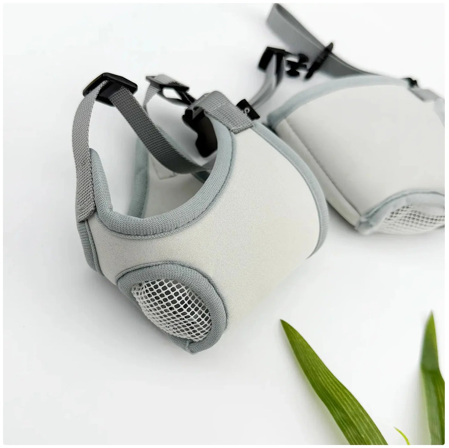 Say goodbye to grooming struggles! 🐾✨ Check out our breathable & adjustable cat muzzle for stress-free nail trimming and grooming sessions! 🐱💖